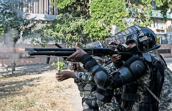 އިމްރާންގެ 1،000 ސަޕޯޓަރަކު ހައްޔަރުކޮށްފި