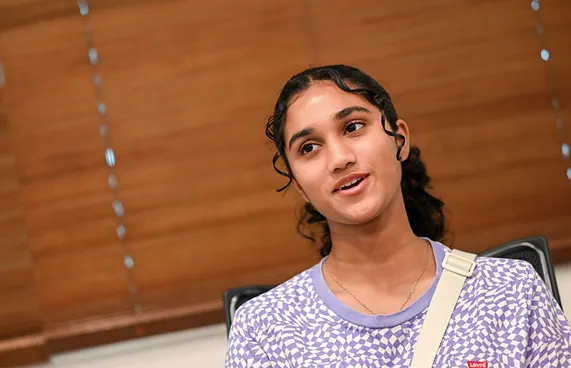 އީޝަލް: ކިޔެވުމުގައި ވިދަމުން، ކުޅިވަރުގައި ފިޔަޖަމުން