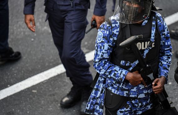 ފުލުހަކާއި ކުއްޖަކާ ދެމެދު ހިނގި ހަމަނުޖެހުމެއް ބަލަނީ