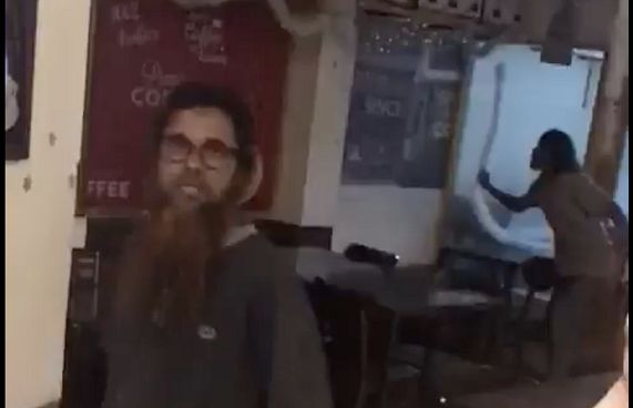 ކެފޭއަކަށް ބަޔަކު ވަދެ ގެއްލުންދިން މައްސަލަ ބަލަނީ