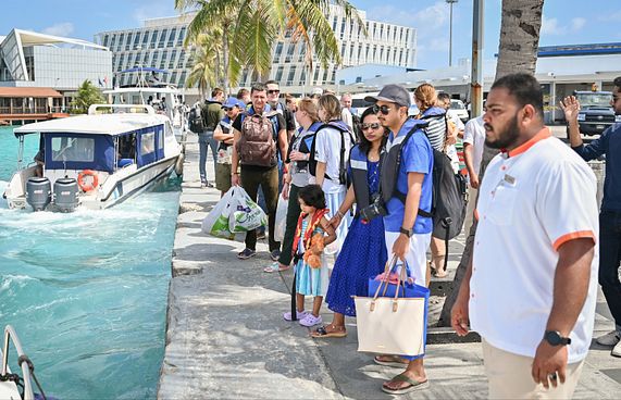މިލިއަން ޓޫރިސްޓުން ހަމަވާން ބާކީ ލައްކައެއް