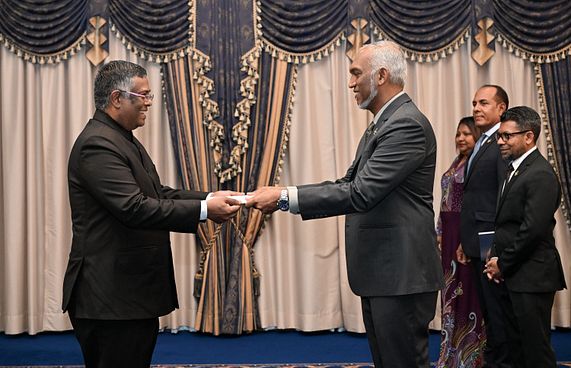 އިންޑިއާގެ އާ ސަފީރުގެ ފަތްކޮޅު ރައީސަށް އަރުވައިފި