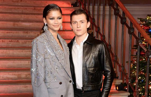 ޓޮމް އާއި ޒެންޑަޔާ އެންގޭޖުވެއްޖެ