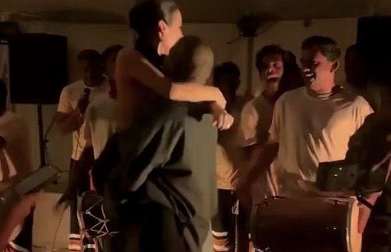 ކާންޔޭ އަންހެނުން އުރާލައިގެން ބޮޑުބެރަށް ނަށަނީ