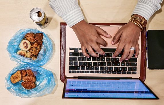 އޮފީހަށް ދާއިރު އަތުގައި ހެދިކާ ކޮތަޅެއް!