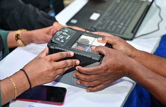 ބަޔޯމެޓްރިކްސް ނުދޭ ބިދޭސީން ޑީޕޯޓުކުރަނީ