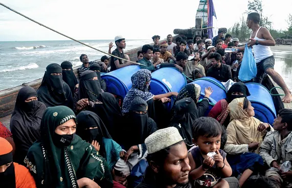 ރޮހިންޖާ މީހުން ތިބި ބޯޓެއް ފެތި އެތައް ބަޔަކު ގެއްލިއްޖެ