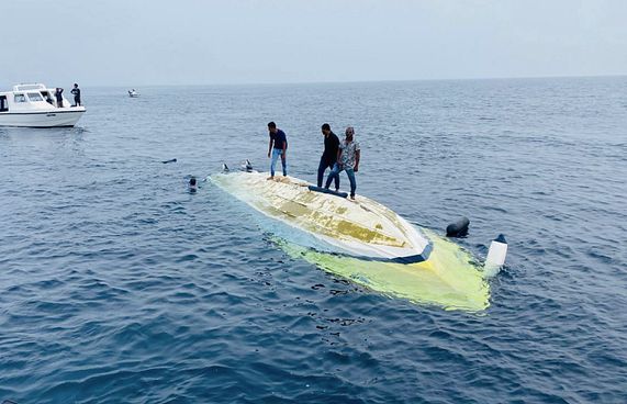 15 މީހުންނާއެކު ދަތުރުކުރި ލޯންޗެއް ބަންޑުންޖަހާލައިފި