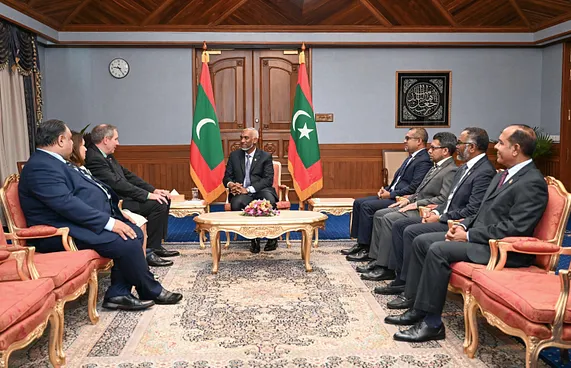 ދެ ގައުމެއްގެ އާ ސަފީރުންގެ ފަތްކޮޅު އަރުވައިފި