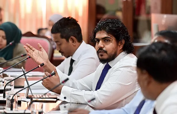 އަޒާން އެޑިޓަރު މޫސާ ލަތީފްއާ ދެކޮޅަށް އަބުރުގެ ދައުވާކޮށްފި