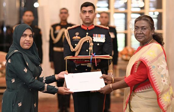 ސަފީރުގެ ފަތްކޮޅު އިންޑިއާގެ ރައީސަށް އަރުވައިފި