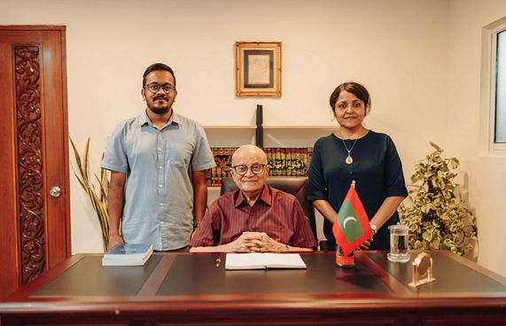 މައުމޫންގެ އަތުލިޔުއްވުމުގެ ފޮންޓެއް ނެރެނީ