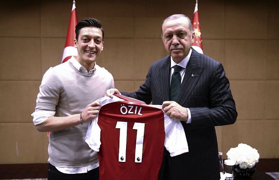 ޖަރުމަނުގެ އޮޒިލް ތުރުކީގެ ރައީސާއެކު ސިޔާސީ ދަނޑަށް