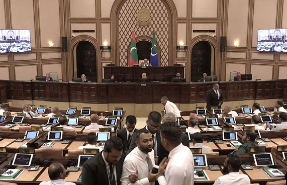 އިހުސާންގެ މައްސަލަ ހޫނުވެ މީކާއިލް ތަޅުމުން ނެރެފި