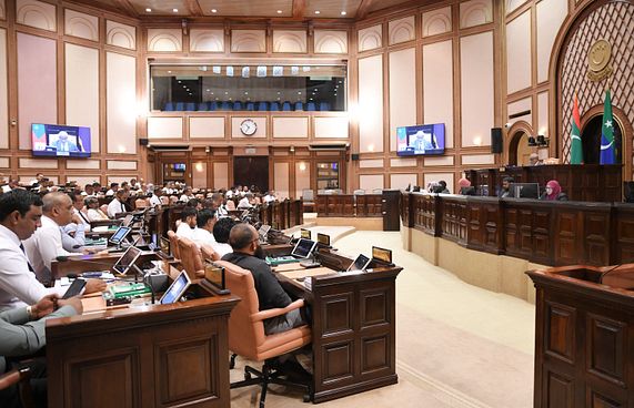 ނޯޓިސް ދިން ފަސް މެންބަރުން މާލީ ބަޔާން ހުށަހަޅައިފި