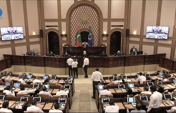 ތަޅުން ހޫނުވެ އެމްޑީޕީގެ ތިން މެންބަރަކު ނެރެފި