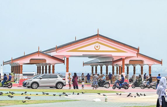 ރަސްމީފާލަން ހެދީ އަމީންގެ ވެރިކަމުގައި ހުރި ޑިޒައިނަށް