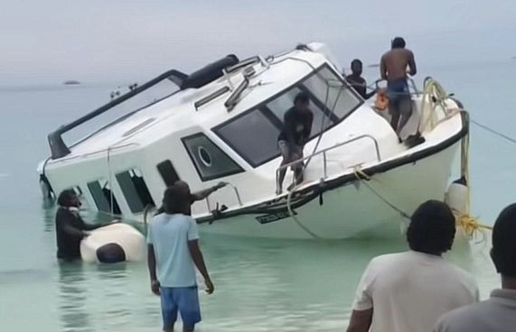 ކަނޑަށް ބަންޑުން ޖަހާލި ދިގުރަށް ލޯންޗު ނަގައިފި