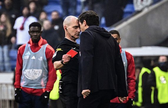 ރެފްރީއާ ދިމާކުރި ފޮންސެކާ ނުވަ މަހަށް ސަސްޕެންޑްކޮށްފި