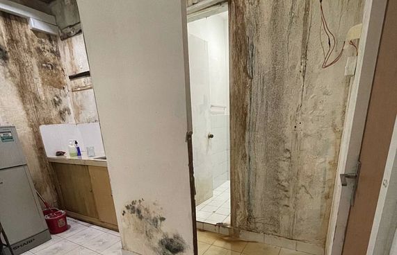 އައިކޮމް އޮފީހުގައި ފޫޖަހާފައި، މަސައްކަތް 2 ޝިފްޓަށް