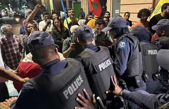 މުޒާހަރާތަކާ ގުޅިގެން ރާއީ، މޫކޭ ޕޮލިހަށް ހާޒިރުކުރަނީ