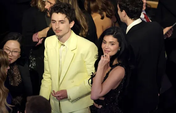 އަގުބޮޑު އަނގޮޓިއެއްދީ ޓިމޮތީ އާއި ކައިލީ އެންގޭޖުވަނީ