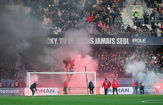 އަލިފާންބޯޅަ އުކުމުން ފްރާންސް ލީގުގެ މެޗު ހުއްޓާލައިފި