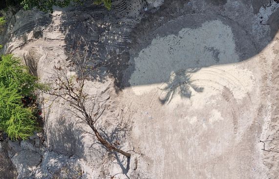 މައްސަލަ ހޫނުވެ ސަހަރާގައި ހެދި ކުޅޭތަން ނަގައިފި