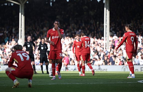 ލިވަޕޫލުން ހެދި ގޯސްތަކާ މެދު ސްލޮޓް ހިތްހަމަނުޖެހިފައި