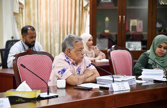 ފެނަކައިގެ ބައެއް މުވައްޒަފުންނަށް ފިޔަވަޅުއަޅަން އަންގައިފި