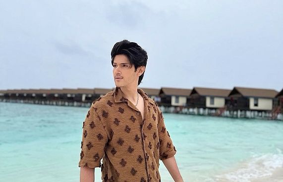 ރޯހަން ހުރީ ރީތި ފަރު ރިސޯޓުގައި