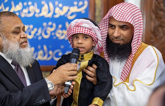 ހަރަމްފުޅުގެ އިމާމް، ތުއްތު ކުދިންނާއެކު ވަގުތުކޮޅެއް!