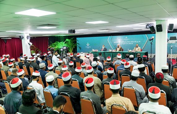 ސުންނަތަށް ތަބާވެ މެދުމިނުގައި ނަމާދުކުރުމަށް އެދިއްޖެ