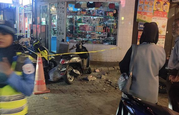 ގެއެއްގެ ބެލްކަނި ވެއްޓި ޒަހަމްވި މީހަކަށް ފަރުވާދެނީ