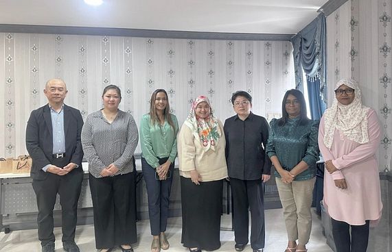 ސިއްހީ ދާއިރާއިން އެހީދޭން ބްރޫނާއިއާއެކު މަޝްވަރާ