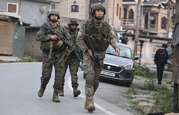 އިންޑިއާ-ޕާކިސްތާނު ސިފައިން ފަހަތަށް ޖެހެނީ