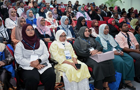 ފުރަތަމަ ސްޓޫޑަންޓް ރިސާޗް ސިމްޕޯޒިއަމް އޯގަސްޓު މަހު