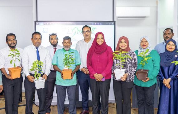 މައި ކޮލެޖުން ސްކޫލާއި ކައުންސިލްތަކަށް 6،000 ގަސް