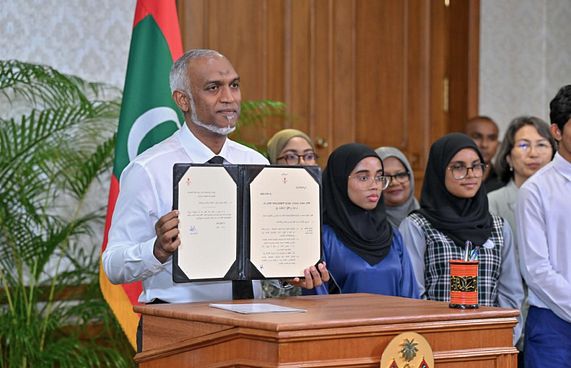 ދުންފަތާ ދެކޮޅަށް ރައީސް ދެއްކެވީ ދުނިޔެއަށް ނަމޫނާއެއް