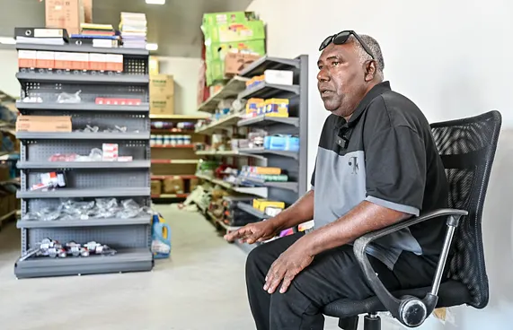 ކޮންމެ މަހަކު ފޮނުވި 100 ޑޮލަރުން ފެށި ވިޔަފާރި