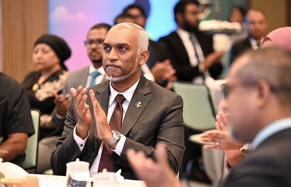 އައިނު ހައްދަން އާސަންދައިން 2000ރ. ދެނީ