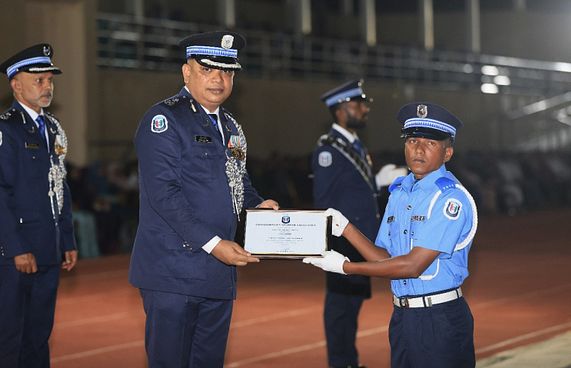 196 ފުލުހަކު އަސާސީ ތަމްރީން ކޯސް ފުރިހަމަކޮށްފި