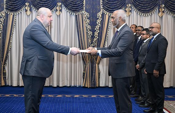 ފަލަސްތީނުގެ ސަފީރުގެ ފަތްކޮޅު ރައީސަށް އަރުވައިފި