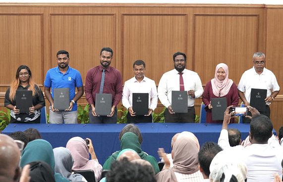 ކޮލެޖުތަކުގެ ދަރިވަރުން ލޭ ހަދިޔާކުރާ އެމްބެސެޑަރުންނަށް