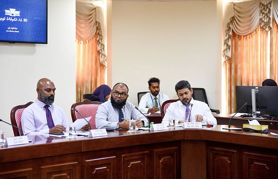 ސޯޝަލް މީޑިއާގައި ބޭއަދަބީ އަމަލު ހިންގާތީ މަޖިލީހަށް