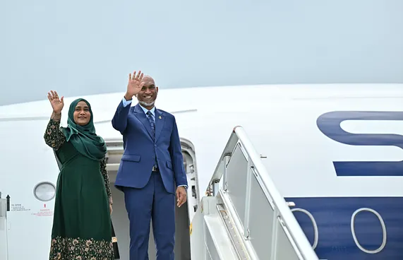 ރައީސްގެ ދެކަނބަލުން މާދަމާ އުމްރާއަށް ފުރާވަޑައިގަންނަވަނީ