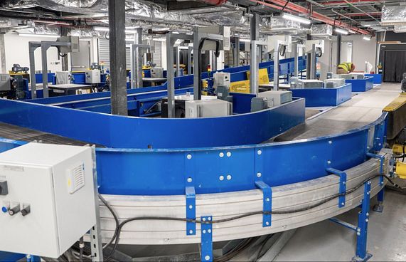 އާ ޓާމިނަލާއެކު ތްރީ-ޑީ ސްކްރީނިން މެޝިން ބޭނުންކުރަނީ