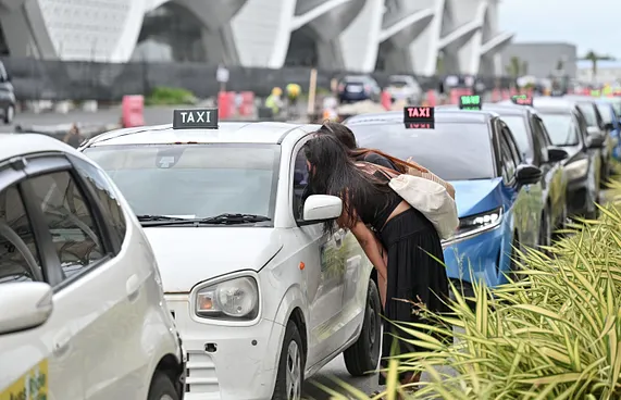 ސަރުކާރުގެ އަގުތަކާ ހިލާފަށް ބައެއް ޓެކްސީތަކުން އަގު ނަގަނީ