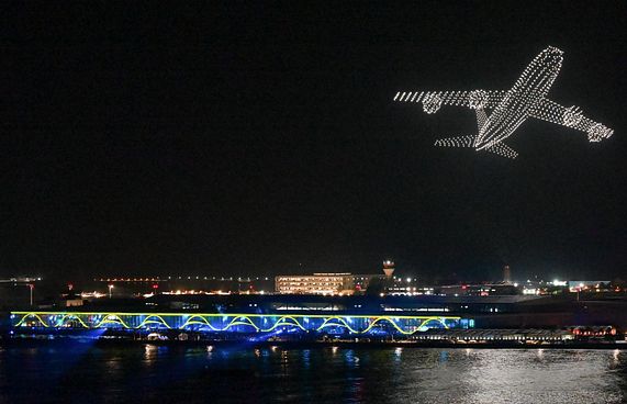 ޑްރޯން ޝޯ އާއި ހަވާއިން ދައްކާލީ މިނިވަންކަމާއި ތާރީހު