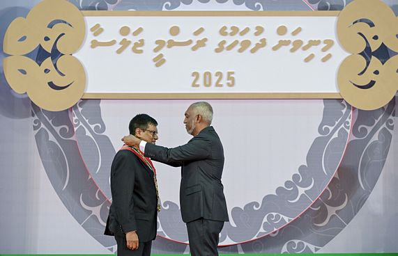މުއުތަސިމަށް ދައުލަތުގެ އިއްޒަތް އަރުވައިފި